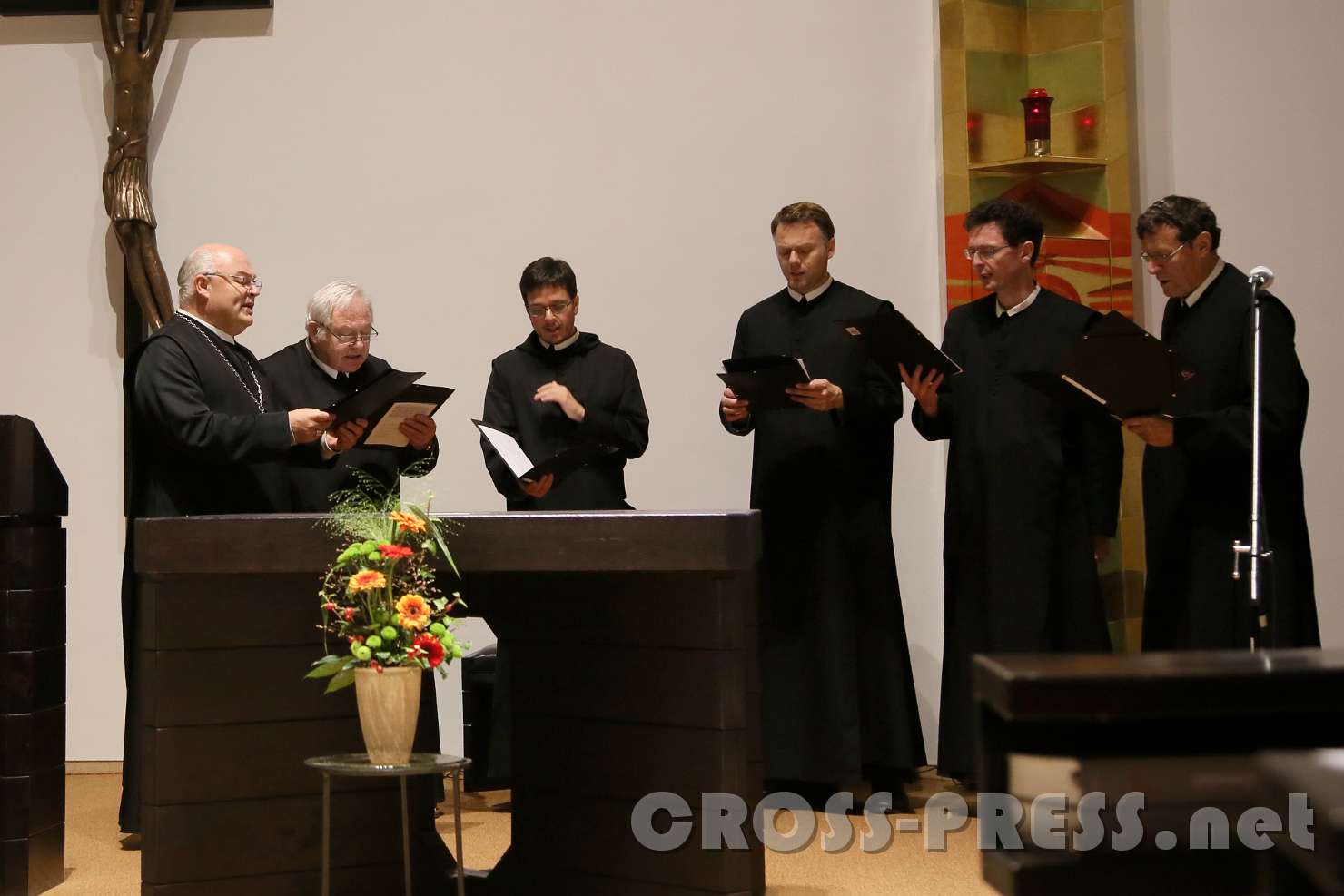 2017.09.22_20.13.48.jpg - Die Stift-Schola mit u.a Abt Petrus und Abt em. Berthold unter der Leitung von P.Florian Ehebruster sang ostkirchliche Gesänge.