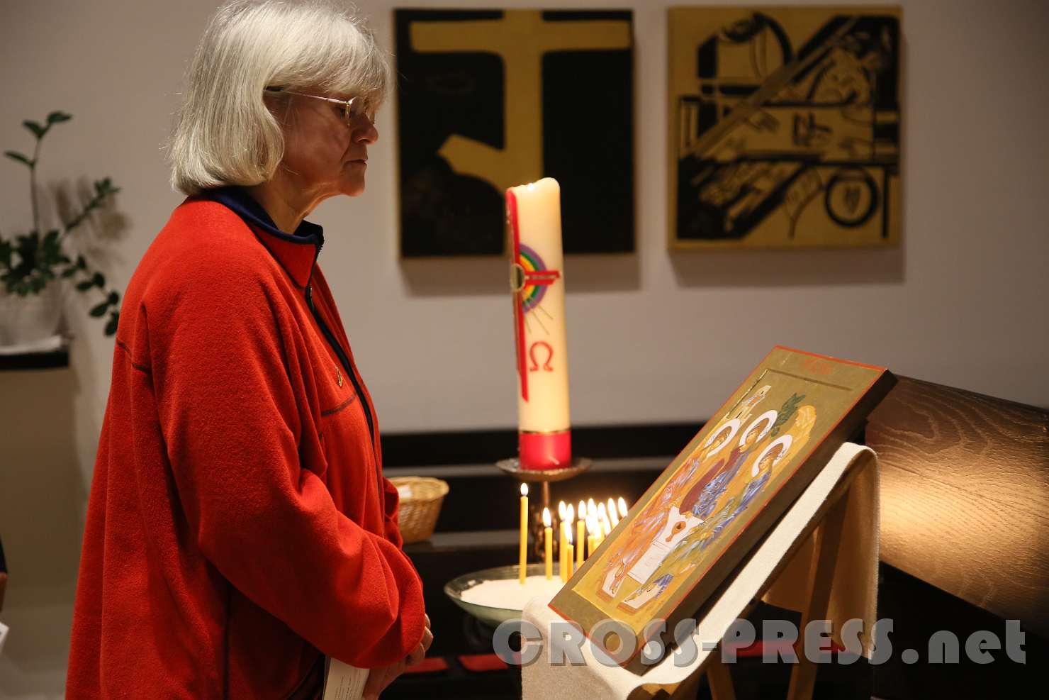 2017.09.22_21.29.21.jpg - Die Vernissage wurde als besinnlicher Abend, mit Referaten über Ikonen, Gebet und Choralgesang gestaltet.