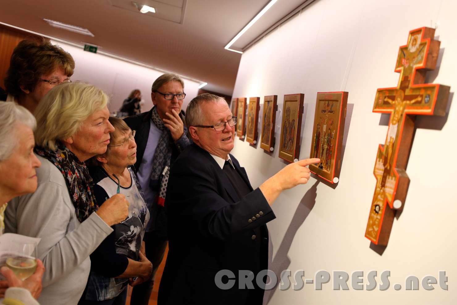 2017.09.22_21.56.52.jpg - Dechant Herbert Döller führt durch die Ausstellung.