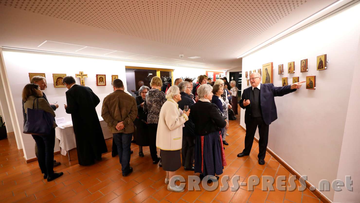 2017.09.22_22.08.10_c.jpg - Dechant Herbert Döller führt durch die Ausstellung.