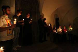 JugendVesper mit Schönstättern Nach Anbetung, Lobpreis und Vortrag wurde noch vor der Ritterkapelle gesungen.