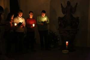 JugendVesper mit Schönstättern Die Jugendlichen versammeln sich mit ihren Lichtern vor der Marienstatue im Kreuzgang.