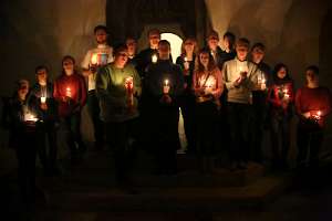 JugendVesper mit Schönstättern Jugendliche Besucher mit P.Vitus, P.Dominik und dem Ehepaar Zeitlinger (alle drei in der letzten Reihe).