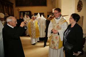 PriesterWeihe von P.Matthäus Kern durch WBischof Leichtfried Pater Raphael fotografiert seinen jungen Mitbruder P.Matthäus nach seiner Priesterweihe.