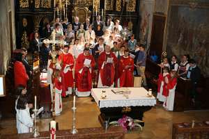 DekanatsFirmung Seitenstetten 2018 Der Firmungs-Chor und die Zelebranten.