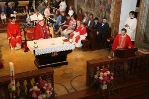 Firmung in Seitenstetten, 11 h Prior P.Laurentius erbittet die Firmung für alle Kandidaten.