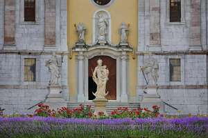 Hl.Messe zum Abschluss der Exerziten Madonnenstatue im Stiftshof