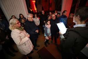 Nacht der 1000 Lichter Bei diesem Altar verlieh ein junger Mann dem Priester und Nazi-Widerstandskämpfer Johann Gruber, der als „der Heilige von Gusen“bezeichnet wird, seine Stimme.