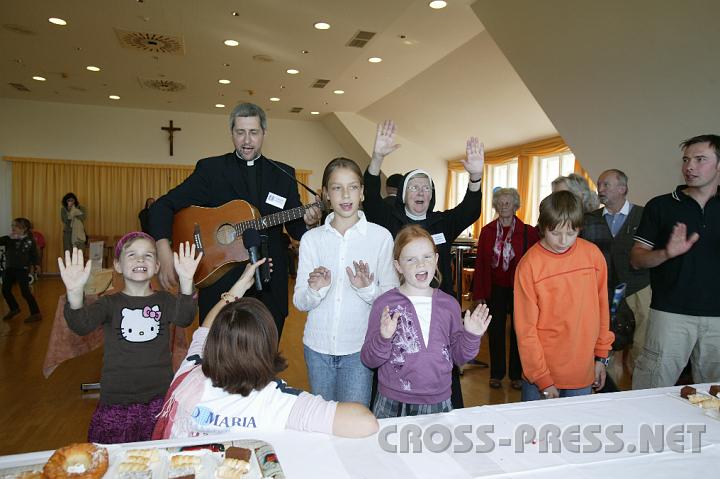 2008.09.13_14.31.04.JPG - Lobpreis fr die Heimat live im Radio.   P.Andreas singt mit Sr. Maria und Kindern im Panoramasaal im "Haus am Sonntagberg" mit herrlichem Ausblick auf das Mostviertel.