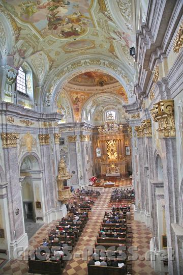 2013.05.20_08.20.34.jpg - Blick durch die Basilika zum Altar vom Chor aus.