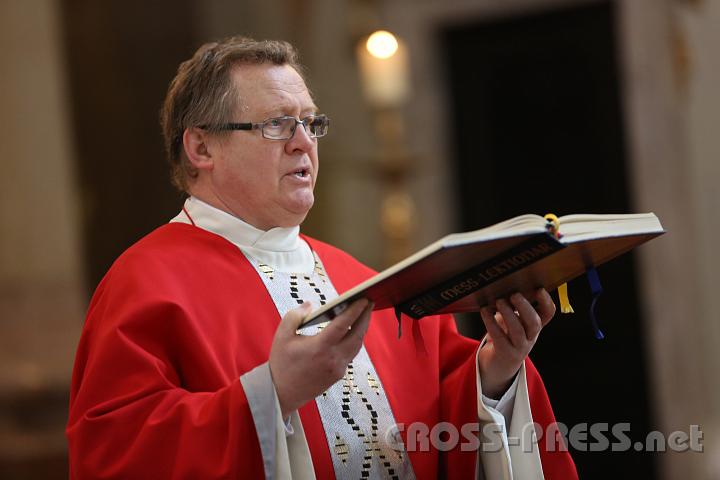 2013.05.20_08.25.27.jpg - Dechant Herbert Döller, Stadtpfarrer von Waidhofen, nach der Lesung des Evangeliums.