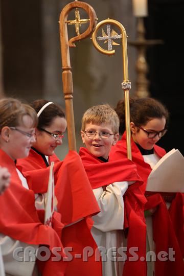 2013.05.20_09.20.16.jpg - Ministranten als heitere Hüter der Hirtenstäbe.