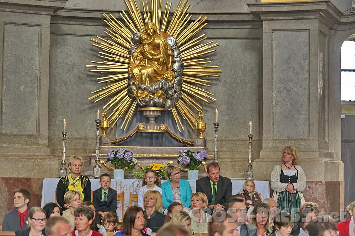 2013.05.20_10.30.02.jpg - Die Angehörigen der Firmlinge ganz vorne beim "Marienaltar".