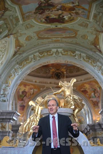 2013.05.20_10.50.09.jpg - Der Chorleiter "in action" vor den eindrucksvollen Deckenfresken der Basilika.