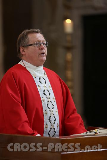 2013.05.20_10.50.57.jpg - Dechant Herbert Döller, Stadtpfarrer von Waidhofen/Ybbs, liest das Evangelium.