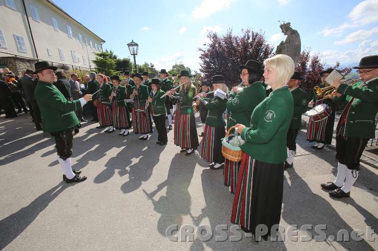 2014.06.15_09.14.30.jpg - Zur feierlichen Übertragung des Gnadenbildes spielt die Trachtenmusikkapelle Rosenau.