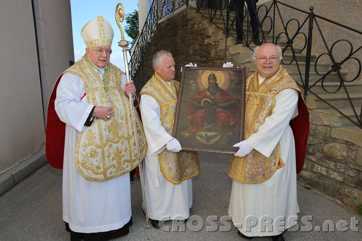 2014.06.15_09.19.41_01.jpg - Nuntius Peter Stephan Zurbriggen, Pater Franz Hörmann und Abt Petrus Pilsinger mit dem frisch restaurierten Gnadenbild aus dem Jahre 1614.