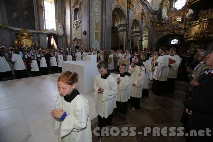 2014.06.15_09.24.42.jpg - Viele Ministranten beim Einzug in die Basilika, neben neuem Lesepult und Marmorbodenplatte.