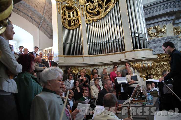 2014.06.15_09.28.08.jpg - Die "Cantores Dei" aus Allhartsberg sangen die Krönungsmesse von Mozart und das "Halleluja" von Händel. Dirigent: Oliver Stech, Chorleiterin: Anita Auer.