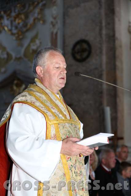 2014.06.15_09.29.21.jpg - "Hausherr" P.Franz Hörmann, Pfarrer vom Sonntagberg, begrüßt Ehrengäste und Gottesdienstbesucher.