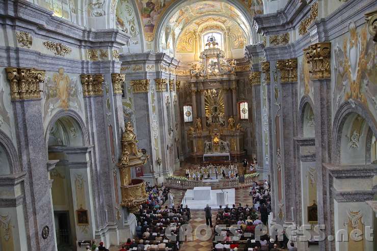 2014.06.15_09.30.22.jpg - So imposant ist der saalförmige Innenraum der Wallfahrtskirche, deren Bau 1706 - 1717 von Jakob Prandtauer begonnen und 1718 - 1732 von Josef Munggenast vollendet wurde. Das Langhaus misst 58x21 Meter.