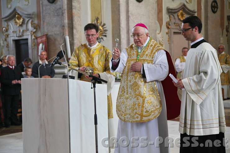 2014.06.15_09.51.22.jpg - Nuntius Zurbriggen besprengt den neuen Ambo mit Weihwasser.