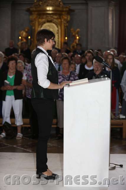 2014.06.15_09.52.01.jpg - Erste Lesung am soeben eingeweihten Ambo. Der weiße Marmor stammt aus Laas bei Meran.