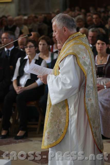 2014.06.15_10.19.43.jpg - P.Franz Hörmann erklärt den Verlauf der Altarweihe.