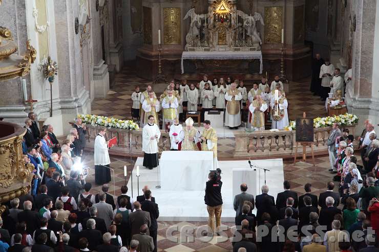 2014.06.15_10.31.49_01.jpg - Aspersio des neuen Marmoraltares.