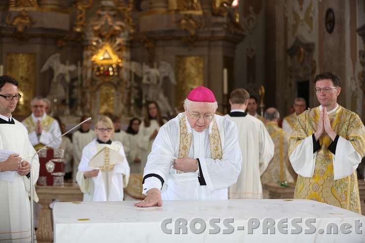 2014.06.15_10.34.33_01.jpg - Von der Mitte aus verteilt Nuntius Stephan Zurbriggen das Chrisamöl über die gesamte Altarfläche.