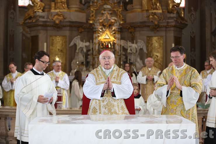 2014.06.15_10.38.53.jpg - Die Eucharistie sei ein großes Geschenk Gottes, sagte der Nuntius. Daher sei es wichtig, jeden Sonntag den Gottesdienst zu besuchen. Daran erinnere der neu geweihte Altar in der Basilika.