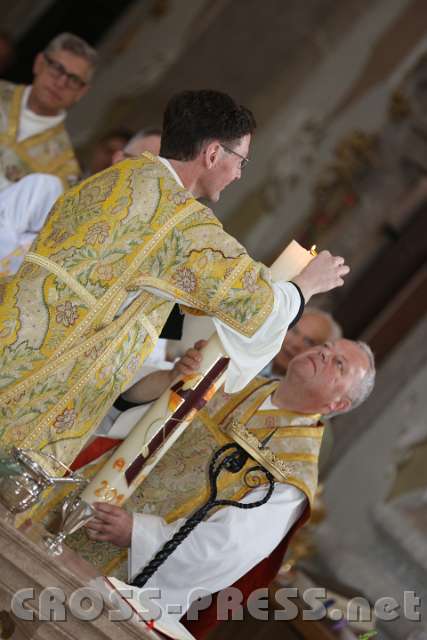 2014.06.15_10.39.44.jpg - Das Feuer zum Entzünden des Weihrauches holt P.Dominik von der Osterkerze.