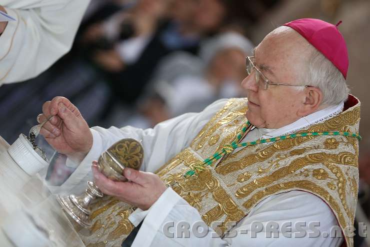 2014.06.15_10.40.27.jpg - Das Verbrennen von Weihrauch weist darauf hin, dass Christi Opfer, das auf dem Altar unter heiligen Zeichen fortdauert, wie lieblicher Wohlgeruch zu Gott aufsteigt.