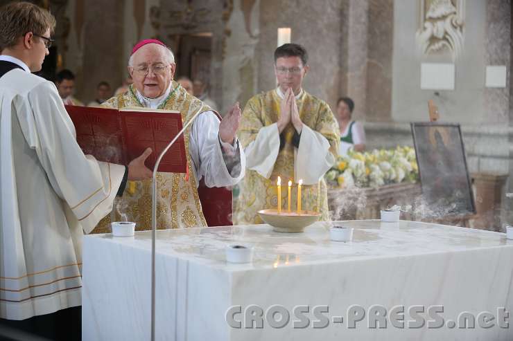 2014.06.15_10.44.54.jpg - Abt Petrus meinte: "Als ich den Altar das erste Mal gesehen habe, habe ich gemerkt: das ist es!".