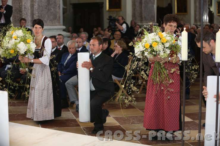 2014.06.15_10.52.34.jpg - Der Altar wird geschmückt.