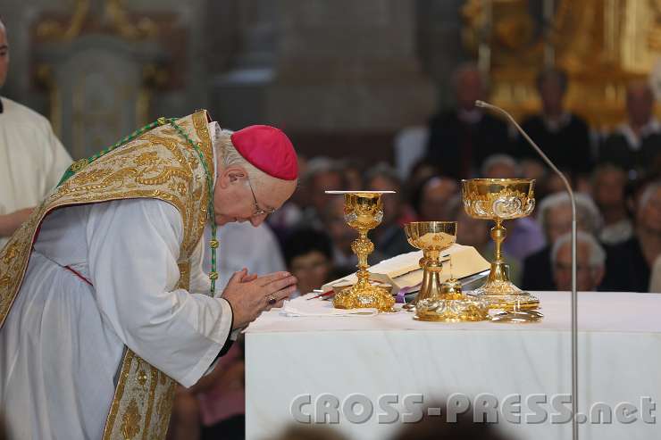 2014.06.15_10.55.42.jpg - Zelebrant erweist den Altar die Ehre.