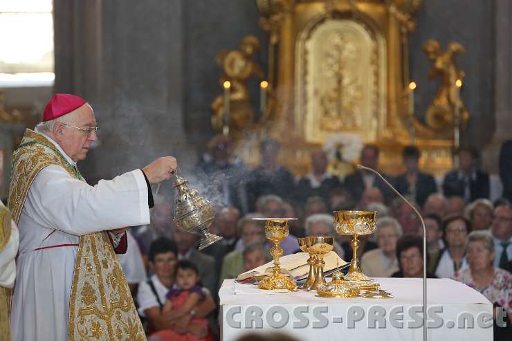 2014.06.15_10.56.20.jpg - Inzensieren der Opfergaben auf dem neugeweihten Altar.