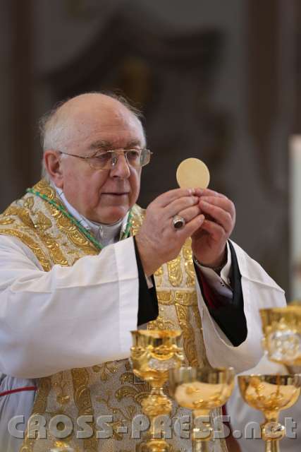 2014.06.15_11.05.34.jpg - Nach der Zurüstung des Altares wird darauf zum ersten Mal Eucharistie gefeiert: hier die Elevation des Leibes Christi.