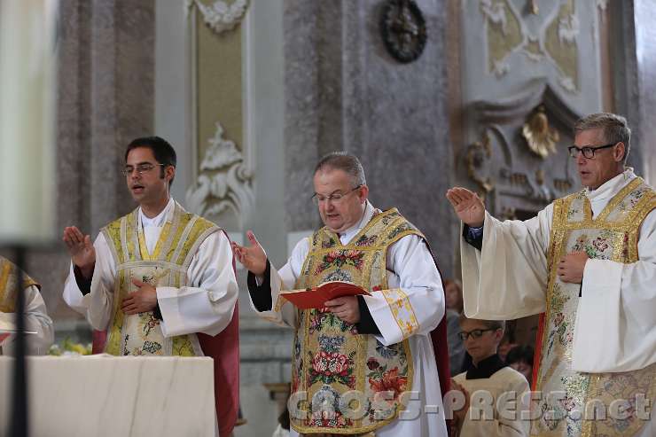 2014.06.15_11.06.05.jpg - Konzelebrierende Priester