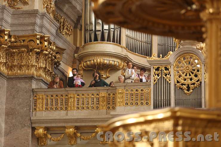 2014.06.15_11.35.37.jpg - Monumentale Orgel der Basilika in Gold.