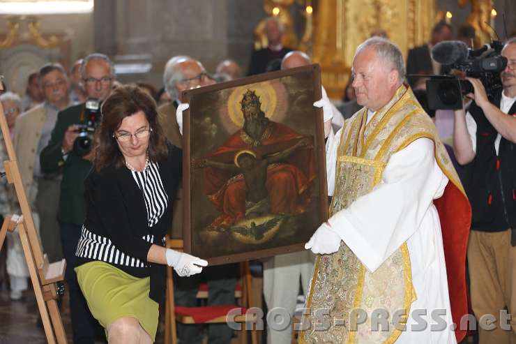 2014.06.15_11.36.55.jpg - P. Michael Hörmann trägt mit Mag. Elisabeth Scheel, der Restauratorin des Bildes, den sogenannten "Gnadenstuhl" mit der Abbildung der Dreifaltigkeit zu seinem Platz am Hochaltar.