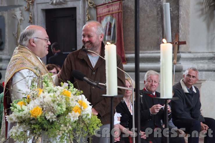 2014.06.15_11.53.12.jpg - Abt Petrus bedankt sich beim Südtiroler Bildhauer Lois Anvidalfarei für seine Gestaltung des Presbyteriums der Basilika Sonntagberg.