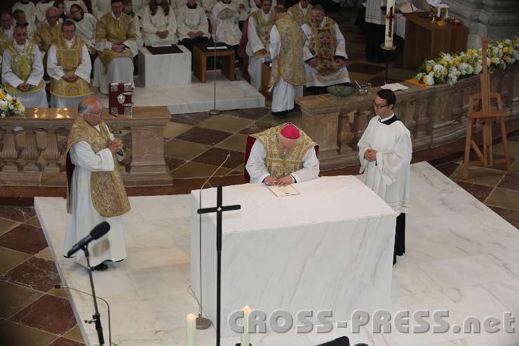 2014.06.15_12.00.47.jpg - Nuntius Zurbriggen beim Unterschreiben der Weiheurkunde.