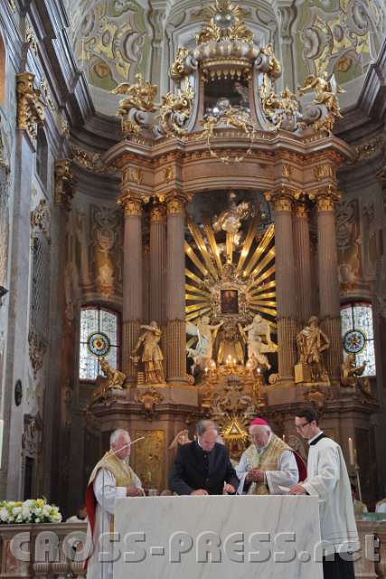 2014.06.15_12.03.00.jpg - Unterzeichnung der Weiheurkunde