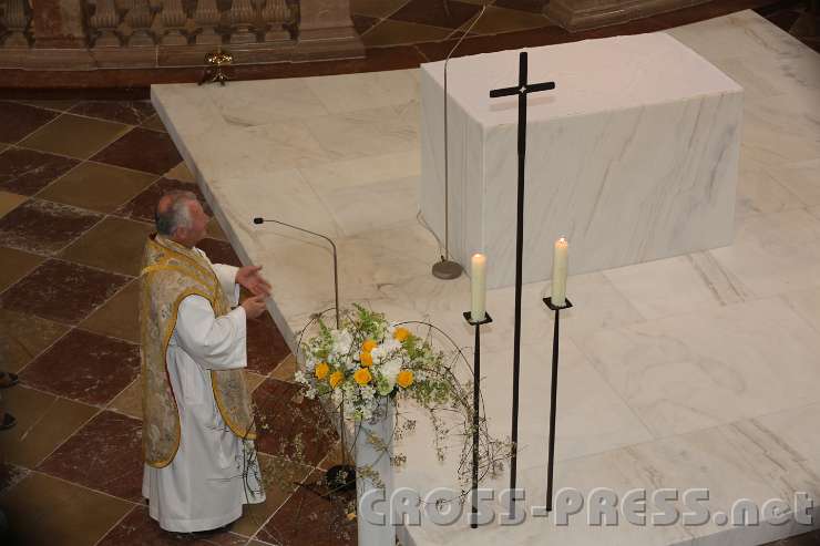 2014.06.15_12.03.40.jpg - Superior KR P.Franz Hörmann lädt zur Agape ein. Das Kreuz und die Kerzenhalter stammen vom Seitenstettner Kunstschmied Fritz Höfler.