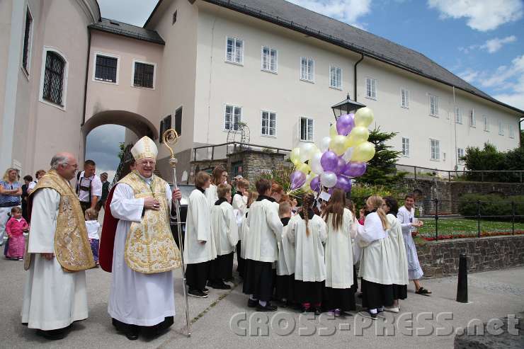 2014.06.15_12.19.17.jpg - Nuntius Dr. Peter Stephan Zurbriggen bei den Ministranten, die Luftballons mit Adresskärtchen wegfliegen ließen.