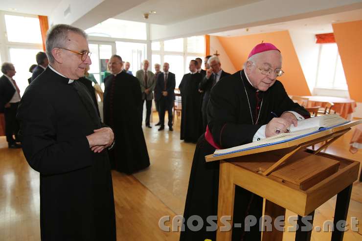 2014.06.15_12.44.29.jpg - Nuntius Peter Stephan Zurbriggen trägt sich ins Foyer-Gästebuch ein. Neben ihm "Foyer-Vater" P. Ernst Leopold Strachwitz.