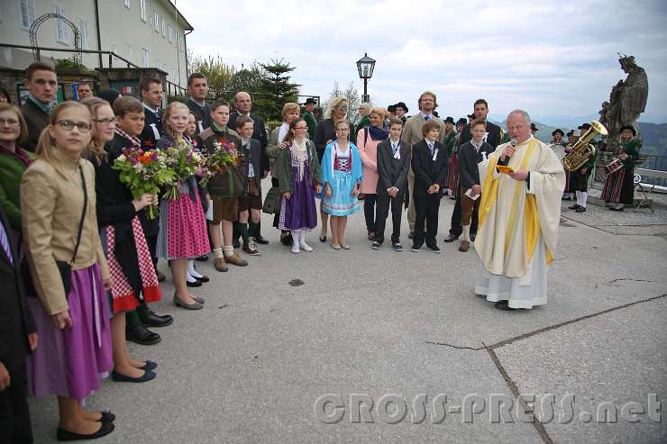 2015.05.02_17.03.06.JPG - Pfarrer P.Franz Hörmann spricht zu den Firmlingen.