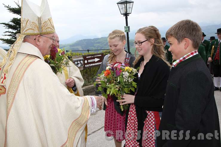 2015.05.02_17.10.06.JPG - Firmlinge schenken dem Bischof Blumen.