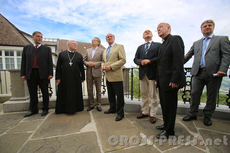 2015.06.29_11.36.00.JPG - Besichtigung der Schäden am Kirchengebäude.